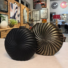 画像をギャラリービューアに読み込む, フラットな花瓶(放射状の曲線の広がり)|FLAT ROUND VASE ANT.GOLD/BLACK