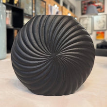 画像をギャラリービューアに読み込む, フラットな花瓶(放射状の曲線の広がり)|FLAT ROUND VASE ANT.GOLD/BLACK