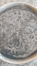 画像をギャラリービューアに読み込む, レリーフ装飾メタルプレート〈26cm/グレー〉|Plate metal relief grey small